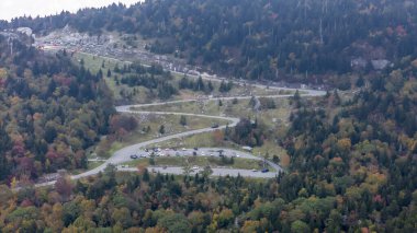 Kuzey Carolina, Avery County yakınlarında sonbaharda değişen yaprakların hava görüntüsü.