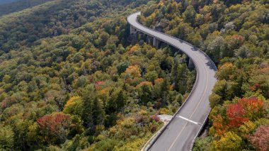 Kuzey Carolina, Blowing Rock yakınlarındaki Blue Ridge Parkway 'deki Linn Cove Viaduct' un hava görüntüsü..