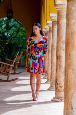 Muhteşem bir Latin model Meksika 'da yerel bir kaplıcada gününü gün ediyor.