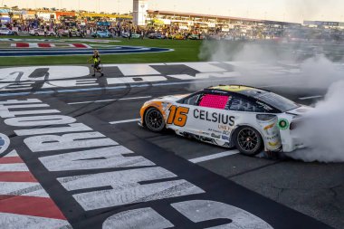 NASCAR Cup Serisi sürücüsü AJ ALLMENDINGER (16), Concord, NC 'deki Charlotte Motor Speedway' de Amerika Merkez Bankası ROVAL 400 'ü kazandı..