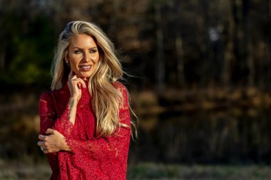 Açık bir ortamda poz güzel sarışın manken