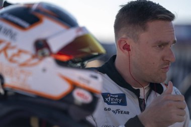 NASCAR XFINITY Sürücüsü Parker Kligerman (48), Kuzey Carolina 'dan BlueCross BlieSheild' in Concord NC 'deki Charlotte Motor Yarış Pisti' nde sunduğu tedavi için arabasına binmeye hazırlanıyor..