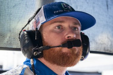  NASCAR Kupası Serisi Sürücüsü Chris Buescher (17), Concord NC 'deki Charlotte Motor Yarış Pisti' nde Amercia Bank of ROVAL 400 için antrenman yapıyor..