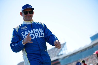  NASCAR Cup Serisi Sürücüsü Andy Lally (15), Concord NC 'deki Charlotte Motor Yarış Pisti' nde Amercia ROVAL 400 için tanıtıldı..