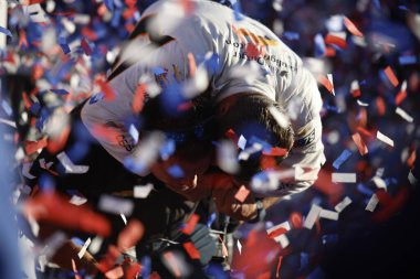  NASCAR Cup Serisi Sürücüsü AJ Allmendinger (16), Concord NC 'deki Charlotte Motor Yarış Pisti' nde Amercia ROVAL 400 'ü kazandı..