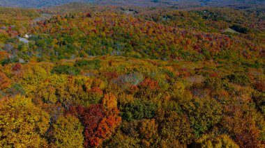 Kuzey Carolina dağları boyunca uzanan güzel kaya oluşumlarının havadan görünüşü yapraklar sonbaharın ilk kısmında değişmeye başlıyor..