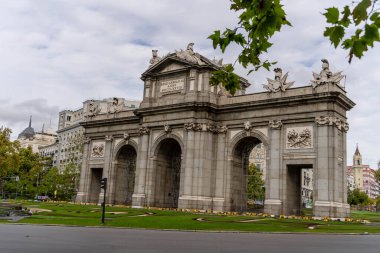 Puerta de Alcal İspanya 'nın Madrid şehrindeki Plaza de la Independencia' da bulunan bir Neo-klasik kapıdır..