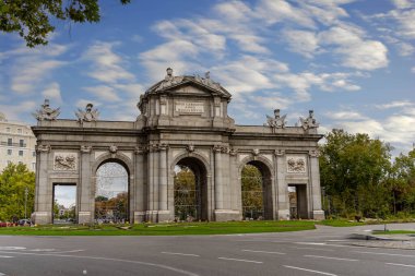 Puerta de Alcal İspanya 'nın Madrid şehrindeki Plaza de la Independencia' da bulunan bir Neo-klasik kapıdır..