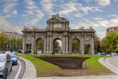 Puerta de Alcal İspanya 'nın Madrid şehrindeki Plaza de la Independencia' da bulunan bir Neo-klasik kapıdır..