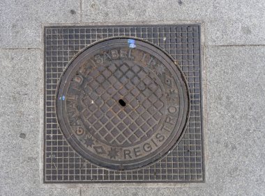Madrid, İspanya 'da işlek bir caddede rögar kapağı.