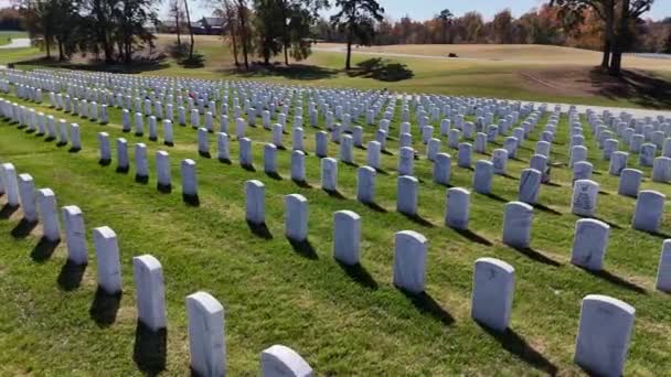 2023年10月28日 北卡罗来纳州索尔兹伯里 看到一排军用墓碑的军用墓地 — 图库视频影像