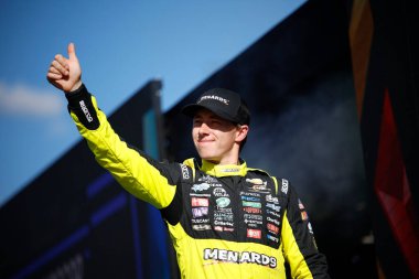 NASCAR Xfinity Serisi Sürücüsü Brandon Jones (9), Ridgeway VA 'daki Martinsville Speedway' de Ölü Araçlar 250 için tanıtıldı..