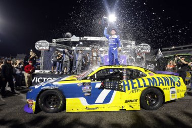 NASCAR Xfinity Serisi Sürücüsü, Justin Allgaier (7), Ridgeway VA 'daki Martinsville Speedway' de 250 Dead On Tools 'u kazandı.