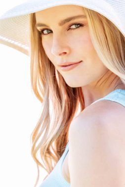 Sarışın bir model dışarıda poz veriyor. 