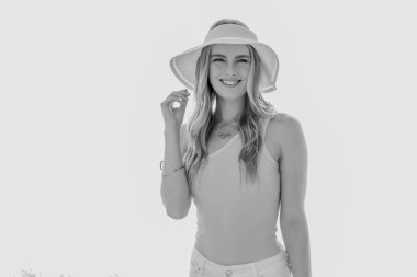 Sarışın bir model dışarıda poz veriyor. 