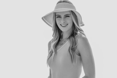 Sarışın bir model dışarıda poz veriyor. 