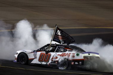NASCAR Xfinity Serisi Sürücüsü Cole Custer (00), Avondale AZ 'de Phoenix Pisti' nde NASCAR Xfinity Serisi Şampiyonasını kazandı..