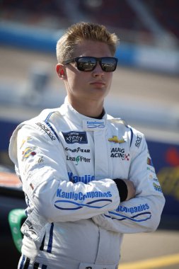 NASCAR Xfinity Serisi Sürücüsü Derek Kraus (11), Avondale AZ 'deki Phoenix Pisti' nde düzenlenen NASCAR Xfinity Serisi Şampiyonası için piste çıkıyor..