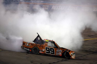 NASCAR Craftsman Truck Serisi Sürücüsü Ben Rhodes (99) Avondale AZ 'deki Phoenix Hipodromu' nda zanaatkar 150 kazandı..