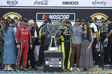 Ryan Blaney (12) Avondale AZ 'de Phoenix Hipodromu' nda NASCAR Kupa Serisi Şampiyonasını kazandı..