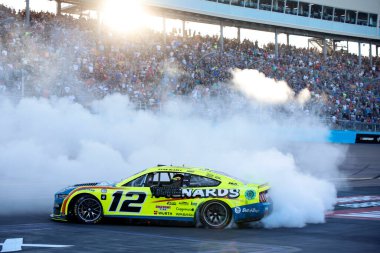 Ryan Blaney (12) Avondale AZ 'de Phoenix Hipodromu' nda NASCAR Kupa Serisi Şampiyonasını kazandı..