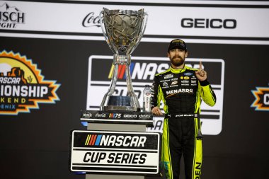 Ryan Blaney (12) Avondale AZ 'de Phoenix Hipodromu' nda NASCAR Kupa Serisi Şampiyonasını kazandı..