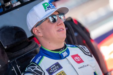NASCAR Xfinity Serisi Sürücüsü John Hunter Nemechek (20), Avondale AZ 'deki Phoniex Raceway' de düzenlenen NASCAR Xfinity Serisi Şampiyonası 'na katılma elemelerini bekliyor..
