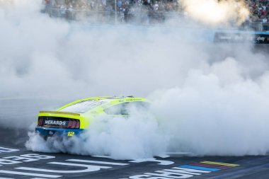 NASCAR Cup Serisi Sürücüsü Ryan Blaney (12), Avondale AZ 'deki Phoniex Raceway' de NASCAR Kupa Serisi Şampiyonası 'nda kazandığı galibiyeti kutluyor..
