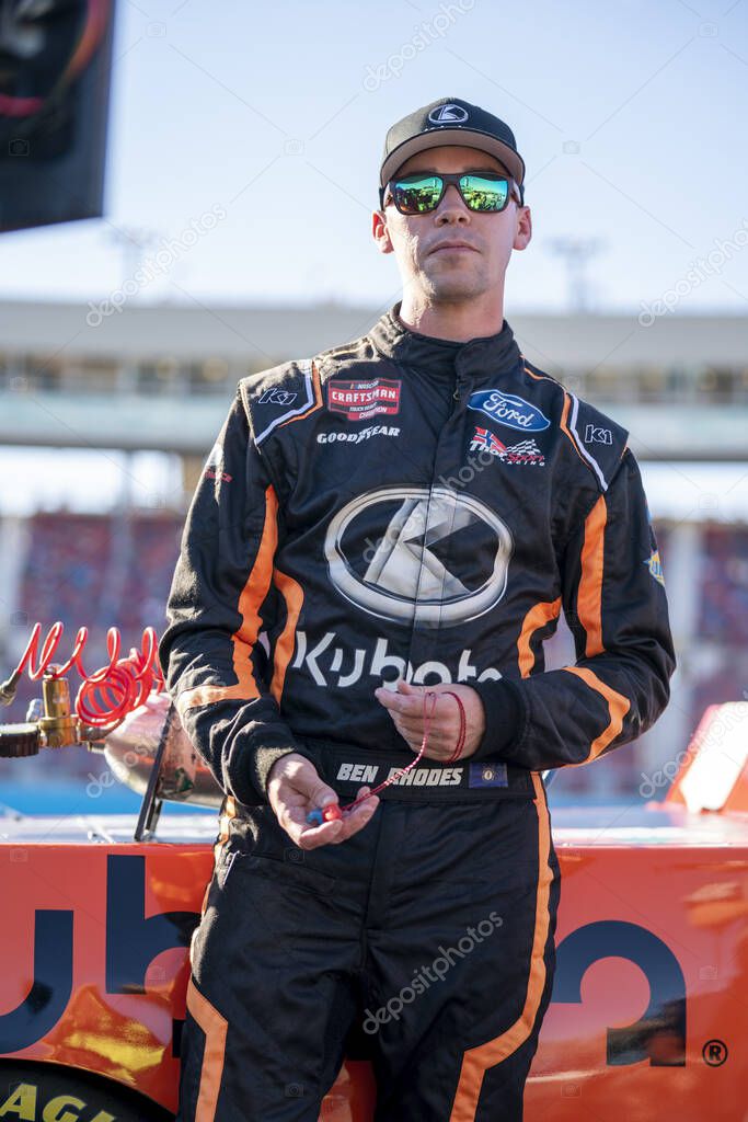 NASCAR Craftsman Truck Series Driver Ben Rhodes (99) espera a que