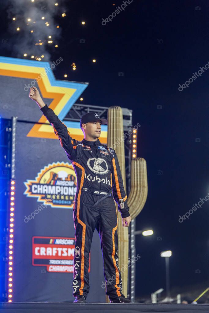 NASCAR Craftsman Truck Series Driver Ben Rhodes (99) camina a través