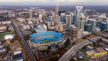 National Football League Carolina Panthers ve MLS Charlotte FC futbol kulübü Bank of America Stadyumu 'nun hava manzarası..  