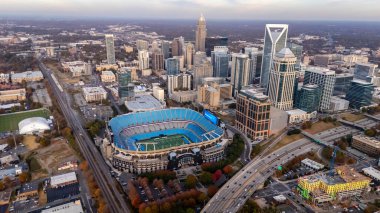 National Football League Carolina Panthers ve MLS Charlotte FC futbol kulübü Bank of America Stadyumu 'nun hava manzarası..  