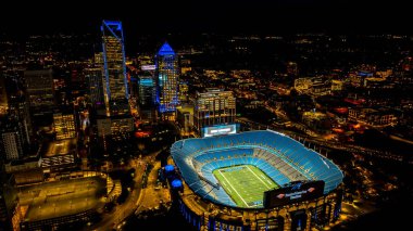 National Football League Carolina Panthers ve MLS Charlotte FC futbol kulübü Bank of America Stadyumu 'nun gece hava görüntüsü..  