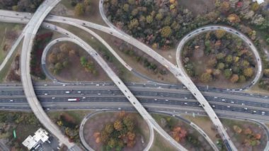Trafiğin yoğun olduğu büyük bir otoyolun havadan görüntüsü