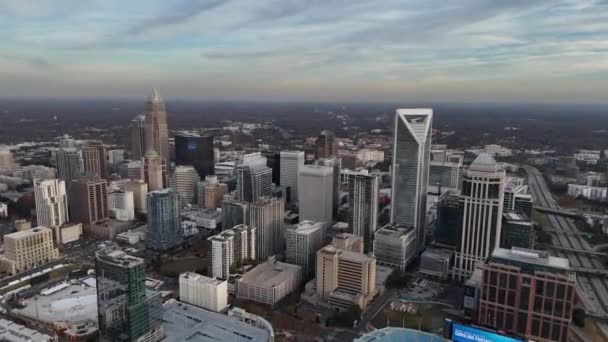Vista Aérea Queen City Charlotte Carolina Del Norte Por Noche — Vídeo de stock