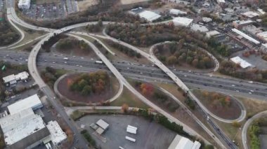 Trafiğin yoğun olduğu büyük bir otoyolun havadan görüntüsü