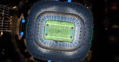 National Football League Carolina Panthers ve MLS Charlotte FC futbol kulübü Bank of America Stadyumu 'nun gece hava görüntüsü..  