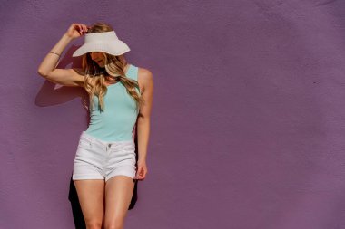 Muhteşem bir esmer model bahar havasının tadını çıkarırken açık havada alışveriş yapıyor.