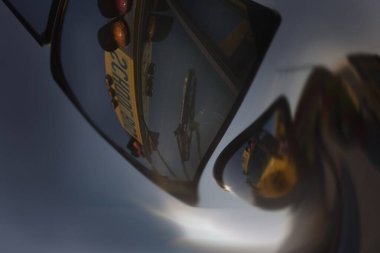 Okul otobüslerinin yeni bir gün için hazırlanışlarını kapatın.