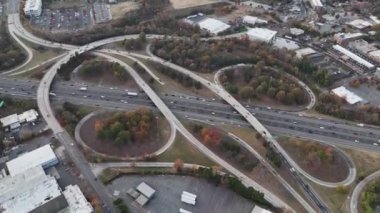 Trafiğin yoğun olduğu büyük bir otoyolun havadan görüntüsü