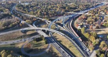 Trafiğin yoğun olduğu büyük bir otoyolun havadan görüntüsü