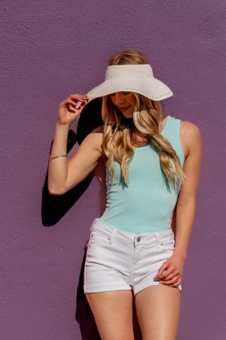 Muhteşem bir esmer model bahar havasının tadını çıkarırken açık havada alışveriş yapıyor.