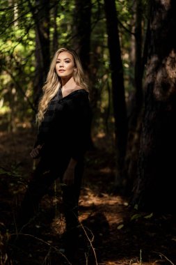 Muhteşem bir sarışın model açık havada sonbahar havasının tadını çıkarıyor.