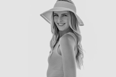 Sarışın bir model dışarıda poz veriyor. 