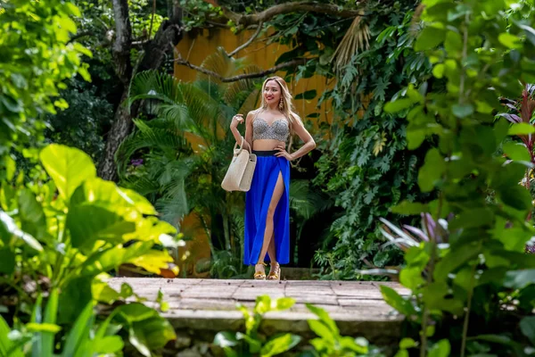 Muhteşem bir Latin model Meksika 'da yerel bir kaplıcada gününü gün ediyor.
