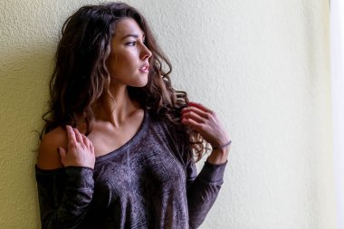 Çarpıcı cazibe: Güzel esmer iç çamaşırı modeli kameraya zarifçe poz veriyor, her karede özgüven ve sonsuz zarafet yayıyor.