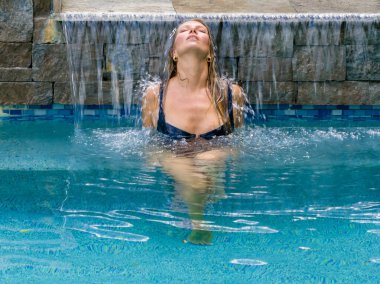 Muhteşem sarışın bikini mankeni evde havuz başında eğleniyor.