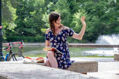 Esmer bir üniversite öğrencisi, cep telefonuna dalmış, sınıfa canlı kafayla gidiyor, kampüs hayatını sorunsuzca yönetiyor.