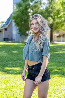 Çarpıcı bir Meksikalı Amerikalı kadın bahar fotoğrafında güzellik saçıyor. Sezonun özünü zarafet ve zarafetle yakalıyor.