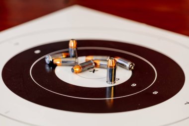 Mermiler hedefin üzerinde dururken sessiz bir beklenti, yaklaşan hedef alıştırma oturumunda ortaya çıkmak üzere olan hassasiyetin ritmik dansının başlangıcı.